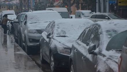 Установлены знаки дорожного движения, предупреждающие об опасностях при снегопаде - ảnh 1